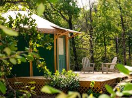 Luxury Yurt Rental near Austin for Glamping in Texas, hotel v destinaci Bastrop