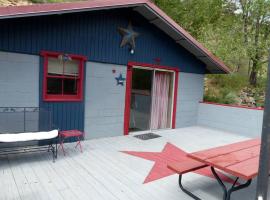 American-Themed Vacation Cabin with a Spacious Deck in Poudre Canyon near Fort Collins, Colorado, hotel v destinaci Bellvue