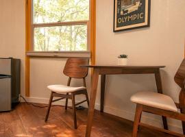 Deluxe Yurt Rental Ideal for Glamping near Austin, hotel a Bastrop