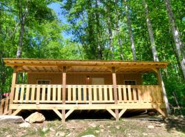 Tiny House for Two with Outdoor Tub near Great Smoky Mountains in Cherokee, North Carolina, Hotel in Cherokee
