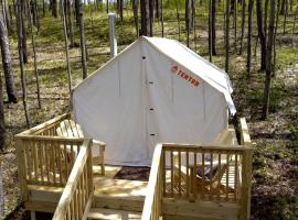 Luxurious Safari Tent in Cooperstown, NY - Perfect Glamping Spot for a Romantic Getaway, luxusní stan v destinaci Cooperstown