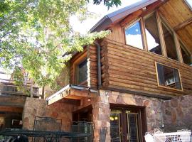 Idyllic Suite in the Sandia Mountains near Albuquerque, New Mexico, hotel v destinaci Cedar Crest