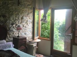 beautiful arched stone apartment 1 bd, hotel in Mons