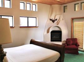 Calming Vacation Rental in the Sandia Mountains near Albuquerque, New Mexico, hotel v destinaci Cedar Crest