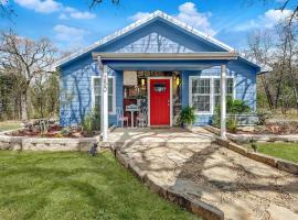 Delightfully Cozy Texas Cottage Rental Ideal for a Romantic Getaway near Dallas, hotel v destinaci Wills Point