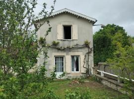 Studio in all its simplicity, hotel in Le Bourdet