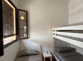 Habitación Triple con baño compartido SEVILLA DELUXE LOS ROSALES, hotel in Los Rosales