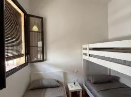 Habitación Triple con baño compartido SEVILLA DELUXE LOS ROSALES