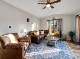 Natures Retreat Renovated with Quiet Pond Views, hotel di Canal Fulton