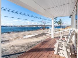 Steps to Beach Lake-View Laconia Getaway!、ラコニアのホテル