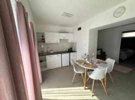 Holdf&eacute;ny apartman, alojamiento con cocina en Mak&oacute;