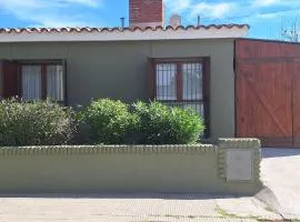 La casa, alquiler temporario - casa completa con cochera y patio- parrilla