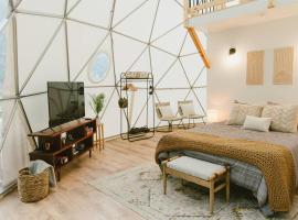 "Home Sweet Dome" MODERN TREEHOUSE STAY w/ Hot Tub, ξενοδοχείο σε Rogers