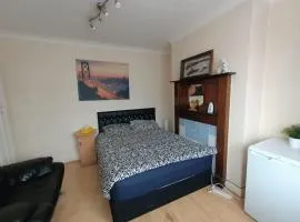 Pembroke - Double Room with Private WC Parking & Workstation