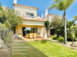 Green Lodge - Pestana Golf - Big Terrace - Pool, hotel in Estômbar