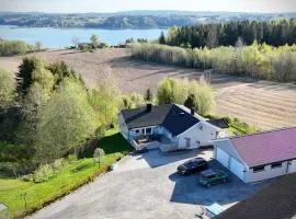 Hybel i underetasje 700m fra strand