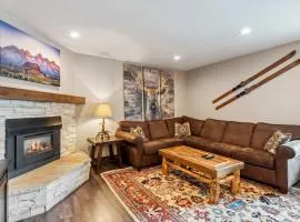 Main St Condo with Fireplace & Mountain Views