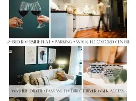 Stunning Riverside Oxford Apartment with Parking
