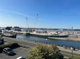 Liverpool 2 bed City, River Mersey View Apartment, sleeps 5, FREE parking