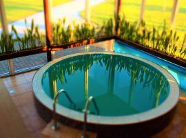 Atostogų namas su baseinu, jacuzzi ir pirtimi, hotel para golfe em Klaipėda