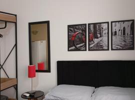 Estúdio na melhor rua do Centro Histórico, bem localizado, hotel in Porto Alegre