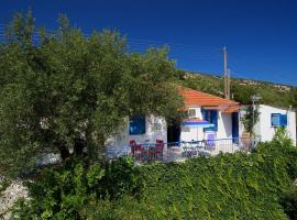 Auntie's Cottage with View, near Agia Efimia, hotel in Loukáta