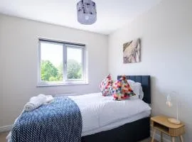 Premium 3-Bedroom Retreat Near Monmouth Castle, Sleeps 6, Parking & WiFi