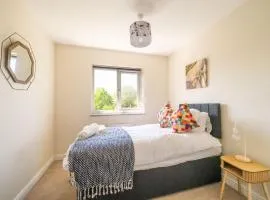 Modern 3-Bedroom Retreat Near Monmouth Castle, Sleeps 6, Parking & WiFi