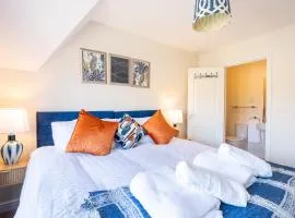 Modern 3-BR Retreat Near Monmouth Castle, Sleeps 6, Parking & WiFi