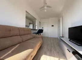 Apê Tupi c/ Wi-Fi e vaga a 600m da praia!