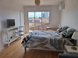 Studio 1 rénové lit queen size balcon garage, beach hotel in Bordeaux