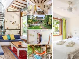 Casa dos Pássaros na areia a 20m da Praia da Baleia com 3 suítes e 1 dorm com ar condicionado, wifi, smart tv, cozinha completa e churrasqueira, hotel in Barra do Sahy