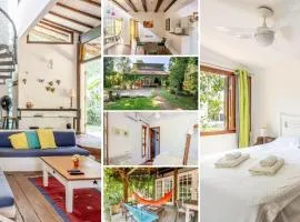 Casa dos Pássaros na areia a 20m da Praia da Baleia com 3 suítes e 1 dorm com ar condicionado, wifi, smart tv, cozinha completa e churrasqueira