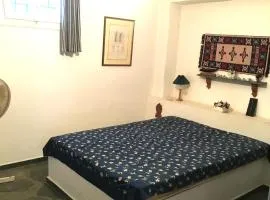 Budget accommodation in a semi-basement studio - Possidonia