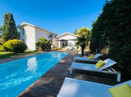 La Rêverie - Maison spacieuse avec piscine et grand jardin, hotel en Pessac