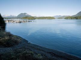 Island Vista - Waterfront Condo, condo em Tofino