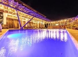 Casa Pelicano Playa El Coco, villa en Escameca