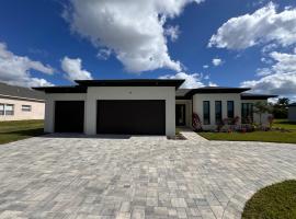 Brand New Luxury 4 bedroom heated pool home, hotel in Cape Coral