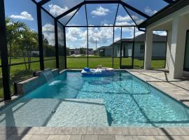 Brand New Luxury 4 bedroom heated pool home, hotel v destinaci Cape Coral
