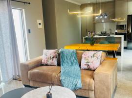 Mo's urban nest - with power backup, hotel in Sandton