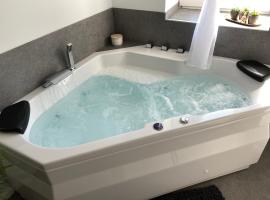 Wellness - Privat-Spa mit Whirlpool, Sauna & Kino, hotel u gradu 'Grub am Forst'