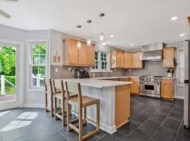 Beautiful 4BR - Walking Distance to Stadium