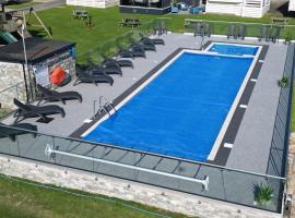 Relax - recharge - reignite, hotel com piscina em Llanwnda