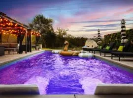 Designer Home with Hot Tub BBQ & Hill Views