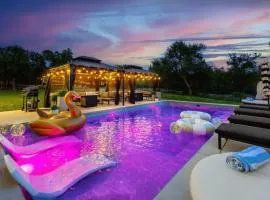 Designer Home with Hot Tub BBQ & Hill Views