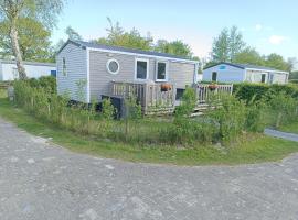 BJ Chalets - Robbengat 85 - Gezellige chalet op vakantiepark Lauwersoog! Vroege incheck! MET AIRCO!, hotel in Lauwersoog