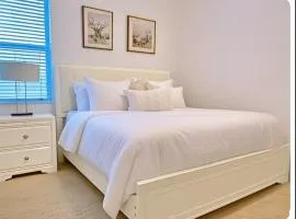 Elegant King or Queen Suite Rooms -Private Bath-5 Star Resort-Pool-SPA-Club-Disney-Water Park-WiFi-Smart TV
