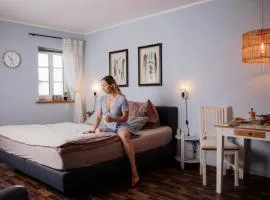 Pension Adele - Ruhig, direkt am Elberadweg & Badesee mit Balkon