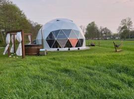 Glamping HEN W TRAWIE – hotel w mieście Karwieńskie Błoto Drugie