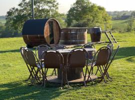 GreenFeilds Glamping Stargazing Yurts and Outdoor Spa, khách sạn có bồn tắm nóng ở Milwich